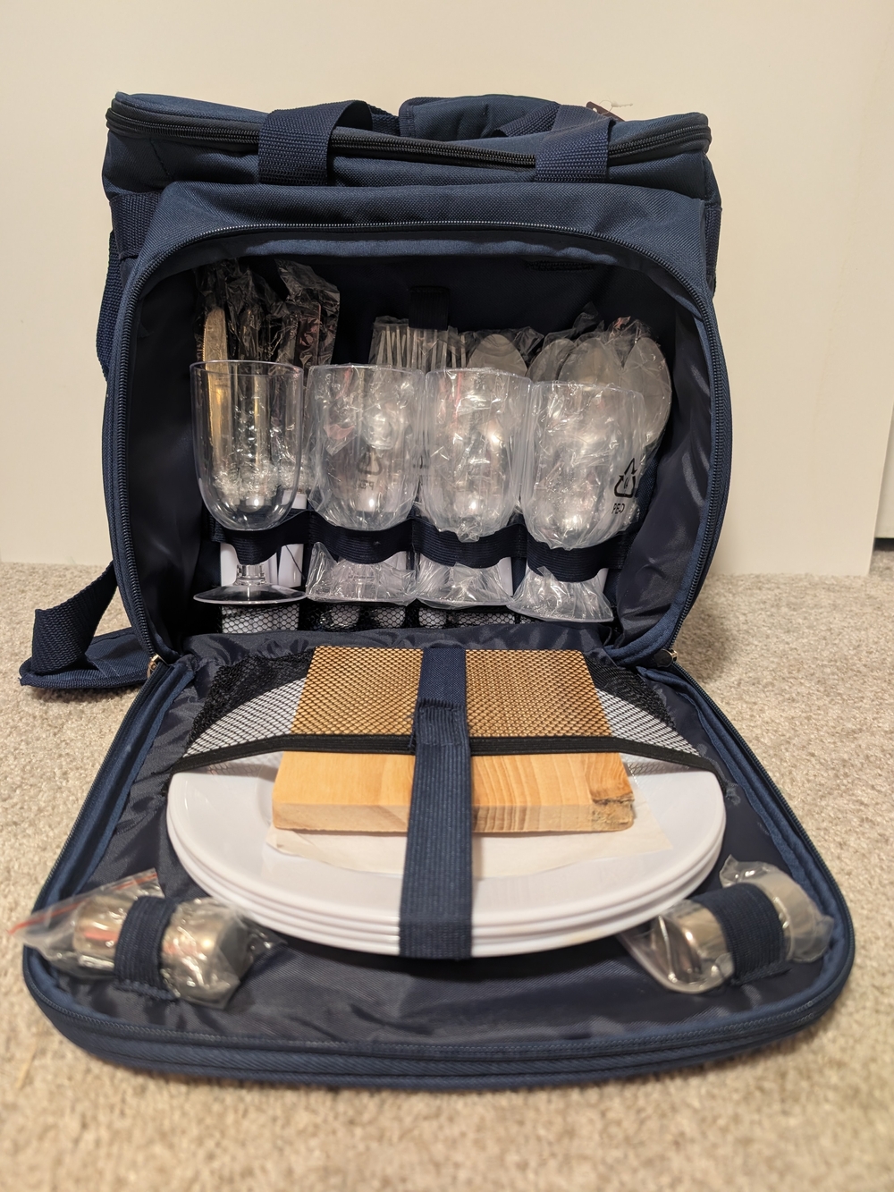 Harry And David Insulated Picnic Bag Set w Plates Cups Flatware Cutting Board